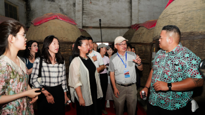 Diplomáticos extranjeros en China, procedentes de una decena de países se reúnen en Liulin (Shaanxi) para descubrir la herencia cultural milenaria del baijiu