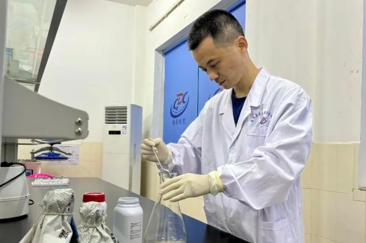 “下次還會救！”湖南衡陽縣退伍軍人劉宏帶病勇救落水者獲慰問_fororder_1