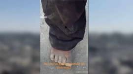 停火協議第一階段生效後 加沙小男孩光腳踏上回家路