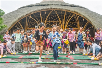 新疆與海南兩地孩子共跳竹竿舞