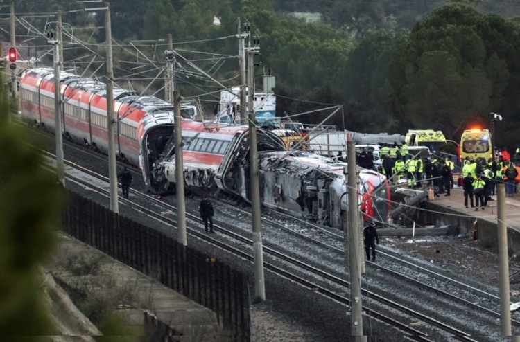 高鐵脫軌事故發生後 西班牙近百趟列車被取消