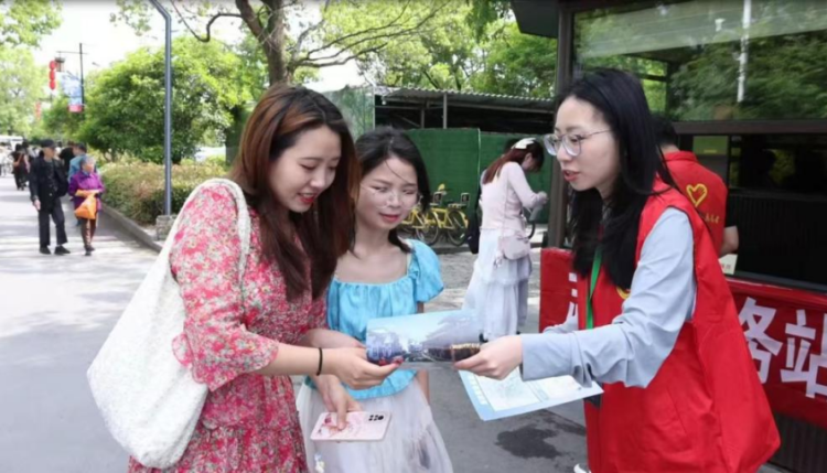 黃山市徽州區：志願服務繪就和美鄉村“幸福底色”_fororder_志願者開展志願服務