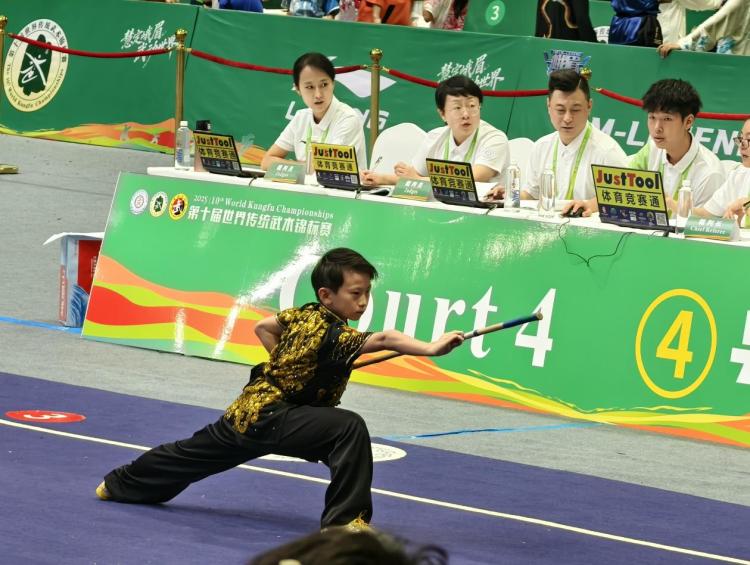 內蒙古武術健兒世錦賽斬獲76枚獎牌載譽凱旋