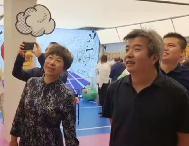 “5·18國際博物館日”活動暨《絲綢之路文物（三）》特種郵票首發儀式在甘肅省博物館舉行_fororder_與會嘉賓參觀“綠馬之家”文創空間png