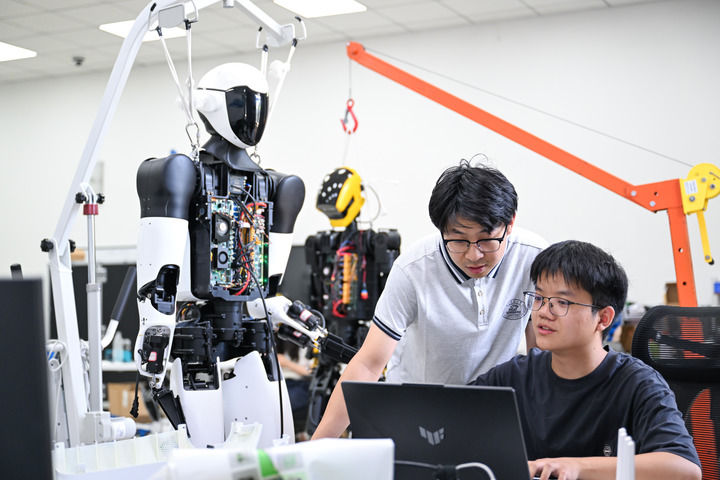 新的偉大奮鬥創造新的歷史偉業——以習近平同志為核心的黨中央引領“十四五”經濟社會發展紀實