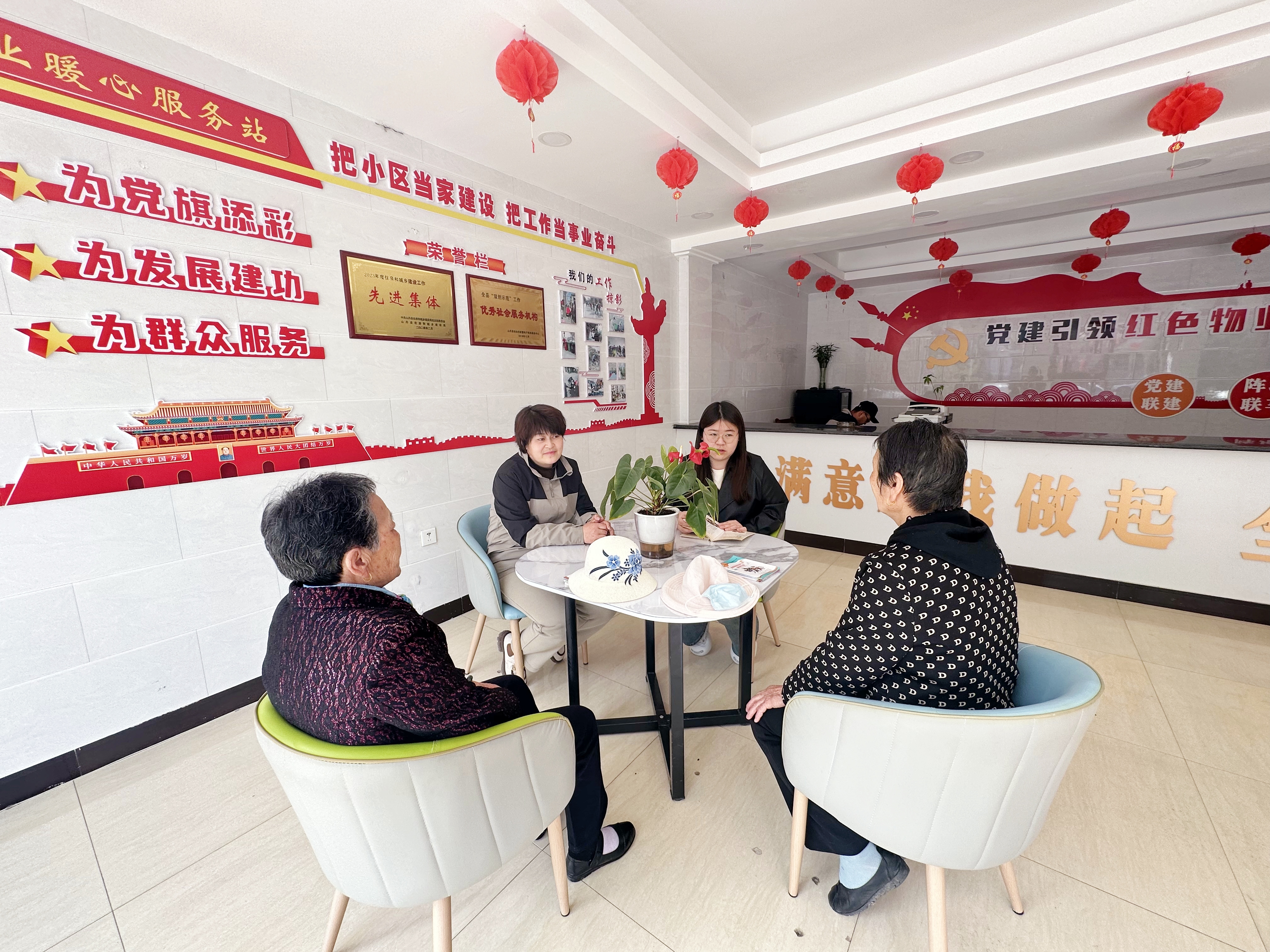 張掖山丹：深化社區治理共同體建設 繪就民生幸福底色_fororder_圖3 ：山丹縣北街社區網格員與物業工作人員在鄰裡議事廳調解居民矛盾糾紛
