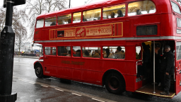 倫敦雙層巴士換上總臺春晚盛裝！中國年味飄進英倫