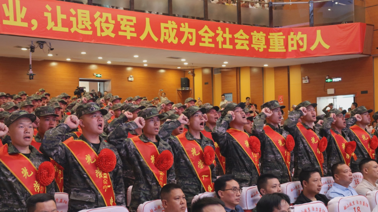 湖南衡陽縣150余名老兵載譽歸來 145名新兵奔赴軍營_fororder_2
