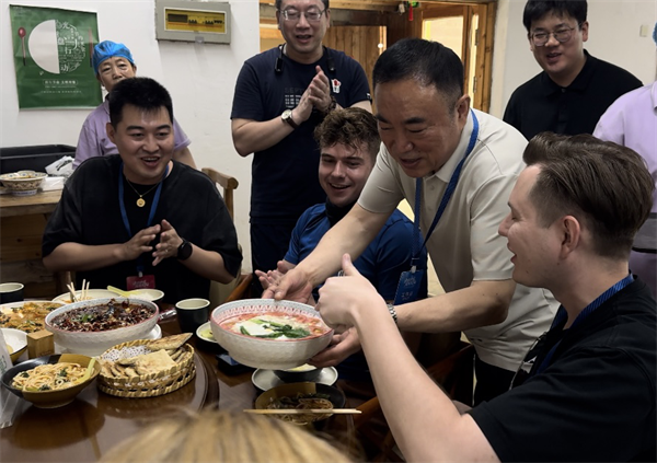 해외 인플루언서 선양 방문: 벼바다 속 생일 축하 노래…붓으로 그리는 '선양'의 정_fororder_圖片 4