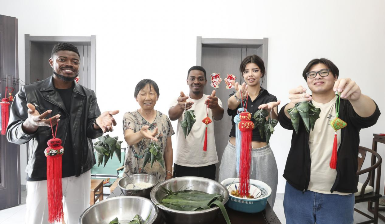 International Students from Huaiyin Institute of Technology Visit Yushan Tea Plantation to Celebrate Folk Traditions and Savor Tea Culture_fororder_圖片7