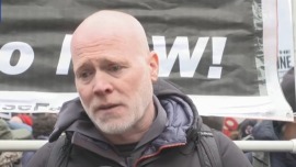 總臺現場直擊丨紐約民眾聚集法院外 抗議美國對委干預