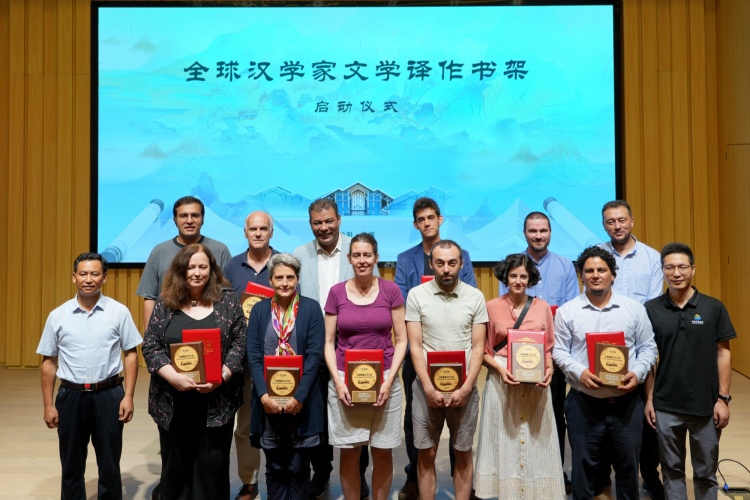 一座文學村莊的“山鄉再變”——12位漢學家、文化翻譯家走進益陽清溪村探訪新時代鄉村文化實踐_fororder_12位漢學家、漢學翻譯家在珍藏館捐贈親筆簽名的譯作