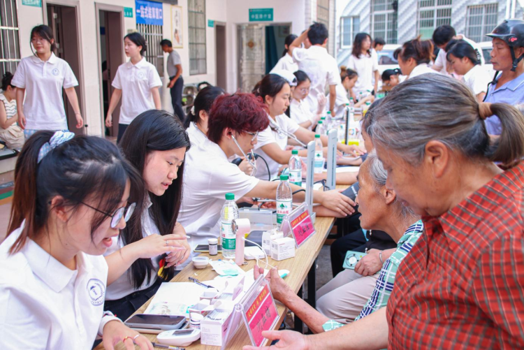 送醫送教惠民生 湖南中醫藥大學超2000名師生投身暑期三下鄉社會實踐_fororder_2