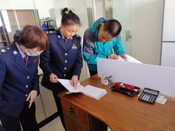 張掖：稅惠賦能 助力民族鄉經濟“節節高”_fororder_張掖市甘州區稅務幹部實地查看企業運營情況