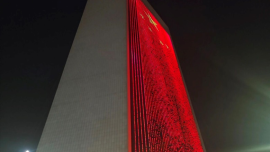 世界第一高樓點亮“中國紅” 阿聯酋多地向中國人民送上節日祝福