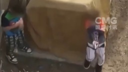 視頻丨美國兩名男童持槍與警察對峙