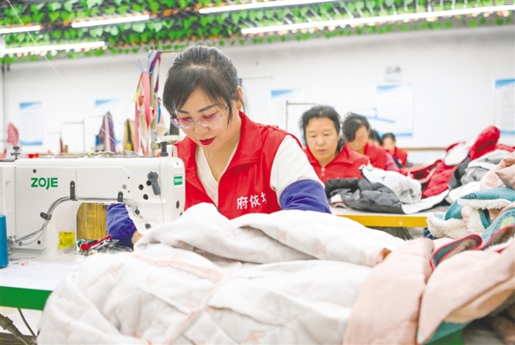 “社區工廠”幫助居民家門口就業_fororder_4283100_wt_1761142279049_s