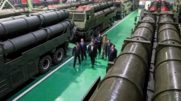 金正恩視察軍工企業_fororder_360截圖20251230103128264