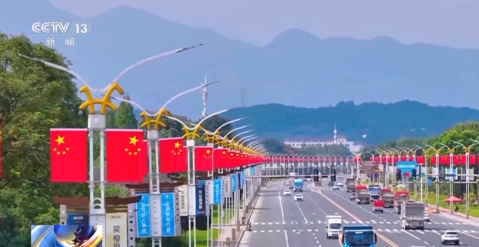 氛圍感滿滿 國慶中秋臨近各地飄起“中國紅”