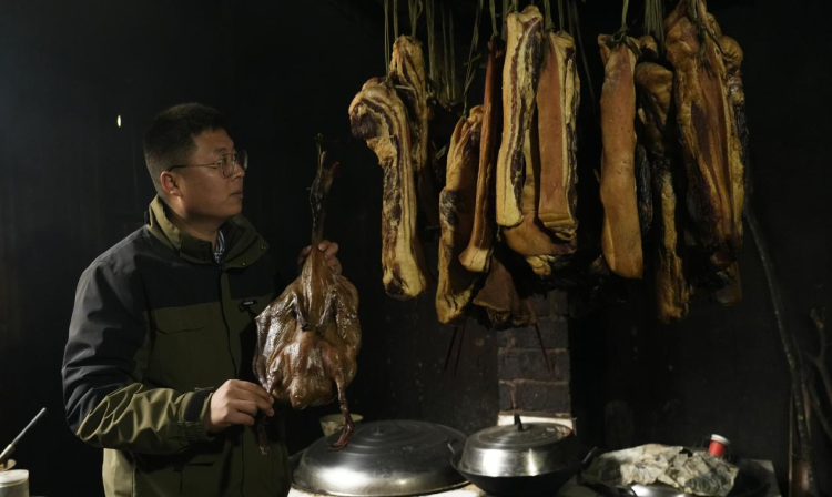 電商助力 湖南洞口縣“雲”端臘肉“飛”出大山_fororder_2