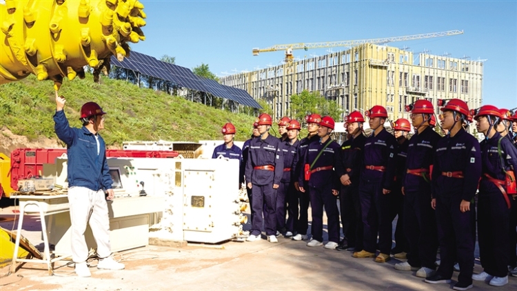 鄂爾多斯職業學院打造能源特色專業 服務國家戰略基地建設_fororder_5