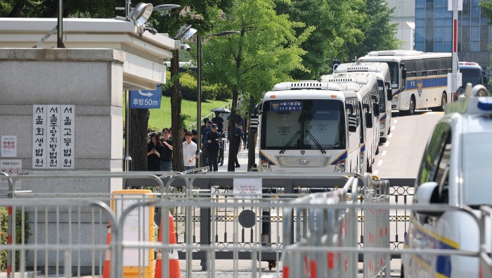 視頻丨韓國前總統尹錫悅抵達法院 出席拘留令必要性審查
