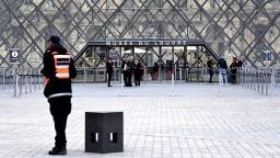 盧浮宮遭搶文物未投保 分析稱追回可能性低_fororder_cb11a7e4e07d4db3924de36d4c3ffe65