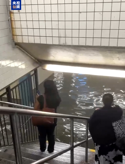 暴風雨襲擊美國東北地區 多地被淹 道路關閉