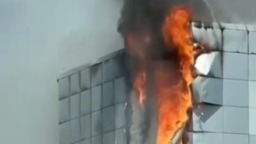 俄羅斯一購物中心發生火災 建築外墻不斷燃燒脫落