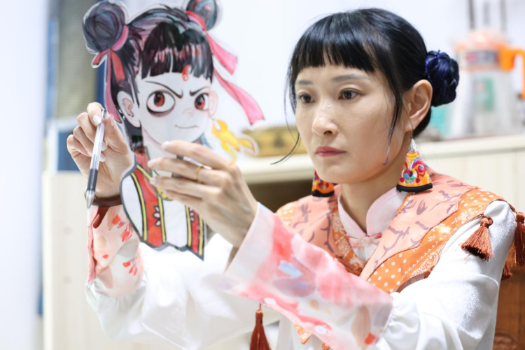 當國漫經典遇上傳統皮影 湖南衡山縣非遺傳承人巧手重塑"魔童哪吒"_fororder_圖片5