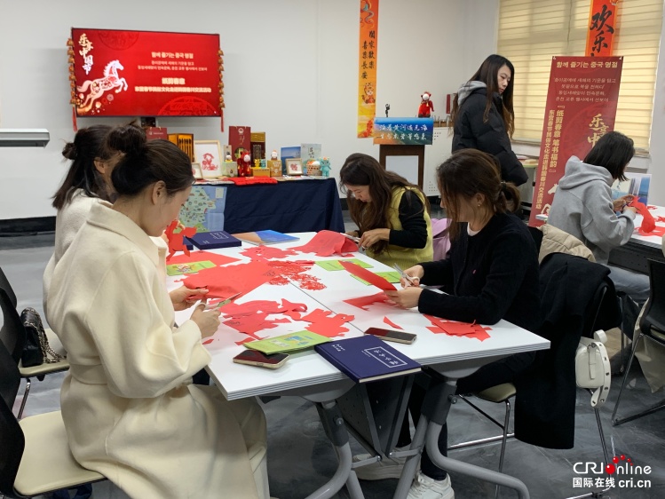 【Hi, Shandong】Chinese New Year at Your Fingertips: Dongying's Intangible Cultural Heritage Shines with a Spring Festival Paper-Cutting Show in Chuncheon, South Korea​_fororder_IMG_9542