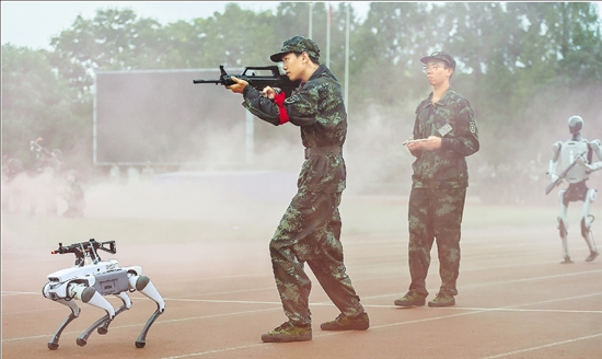機器狗陪你軍訓_fororder_zjrb2025091200002v01b002