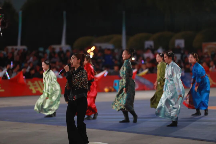 “奮進織繡 大地豐收”鄂爾多斯草原村排青少年排球邀請賽激情開賽_fororder_圖片4