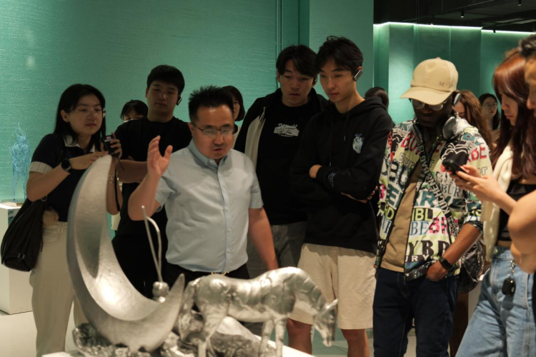 “鐘鳴瓷韻映北疆·交融對話啟新章” ——2025外籍人士感知青城文明互鑒之旅_fororder_圖片3