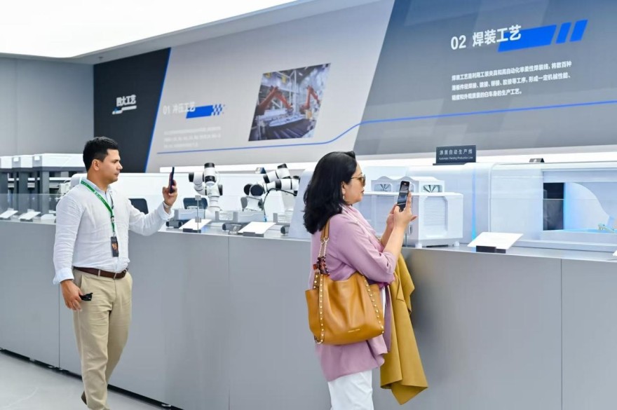 Witness Intelligent Manufacturing, Drive the Future: Diplomats from Multiple Countries Test-Drive BYD in Zhengzhou and Decode China's Intelligent Manufacturing Amid Speed and Passion_fororder_14