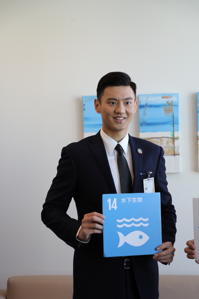Chinese champion swimmer Ning Zetao visits the United Nations headquarters in New York. [Photo: China Plus]