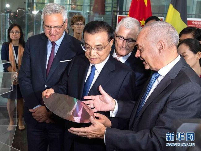 Li Keqiang visitó el Centro de Estudios de la Microelectrónica en Bélgica
