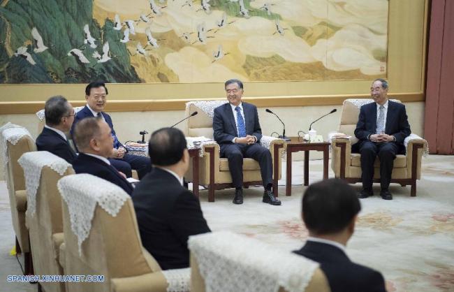 Máximo asesor político chino se reúne con delegación de Asociación de Amigos de Hong Kong