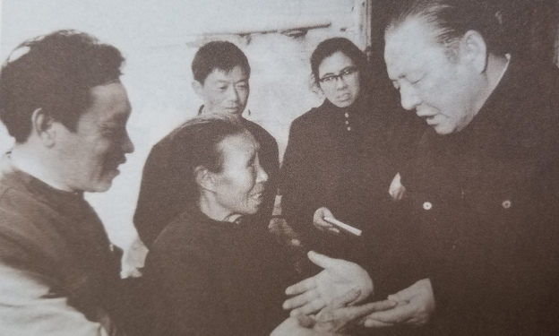 En noviembre de 1985, Xi Zhongxun investigó y estudió las situaciones de las zonas rurales de Jiangxi y visitó los pobres.