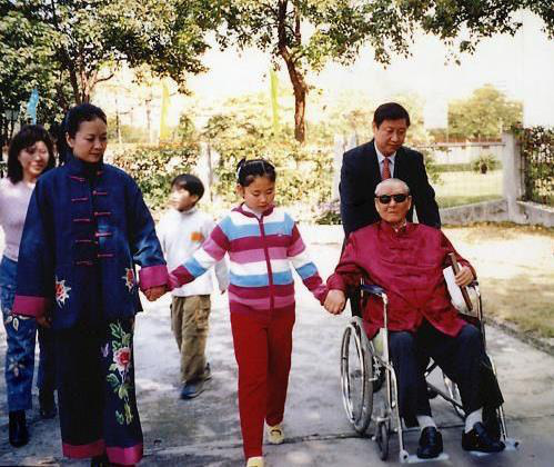 La foto de Xi Jinping, su padre Xi Zhongxun y sus familiares.<br>Después de tomar el relevo de los padres, finalmente iniciaremos el gran rejuvenecimiento del país y la nación.