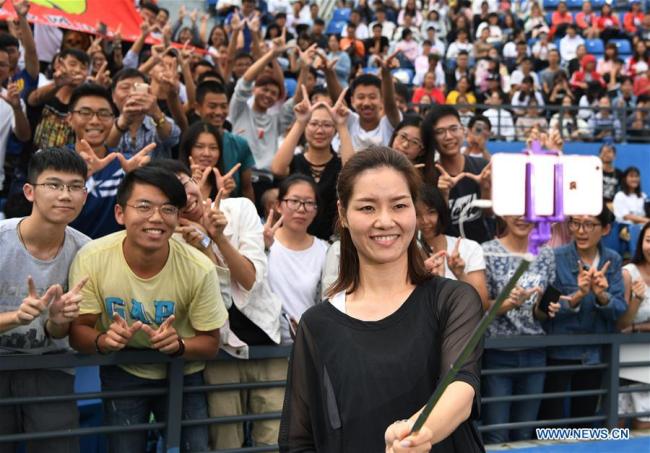 Li Na échange avec de jeunes joueurs à l'Open de Wuhan