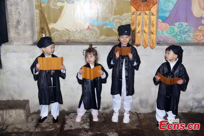 Une montagne taoïste accueille de jeunes élèves