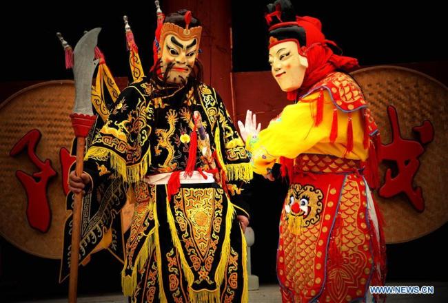 Des habitants font la répétition de l'Opéra Yang dans le village de Gulong du bourg de Daoping à Fuquan, dans la préfecture autonome Buyi et Miao de Qiannan, dans la province du Guizhou (sud-ouest de la Chine), le 3 février 2018. L'Opéra Yang, une sorte de l'Opéra Nuo, est inscrit sur la liste du patrimoine culturel immatériel de la province du Guizhou. (Xinhua/Cai Xingwen)