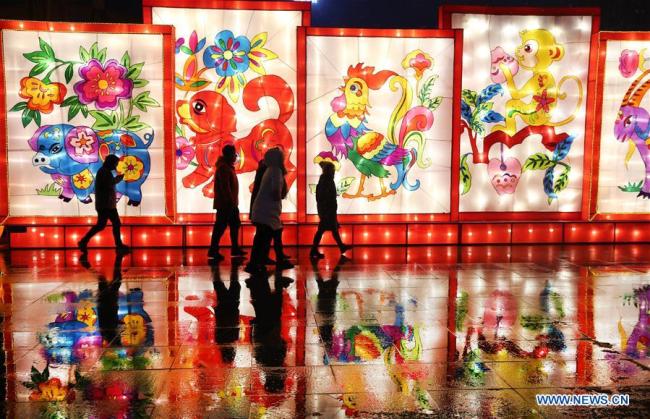 Une exposition de lanternes au parc de loisirs Nantong Adventure Land, à Nantong, dans la province du Jiangsu (est de la Chine), le 27 janvier 2018. Cette exposition de lanternes durera jusqu'en mars de cette année. (Xinhua/Xu Congjun)