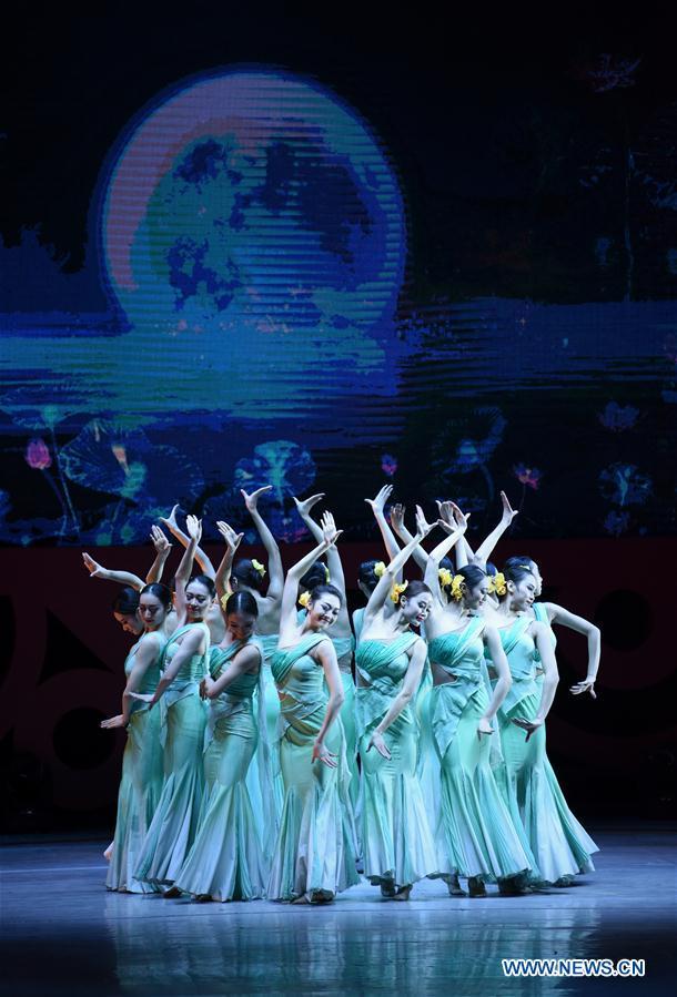 Des danseurs présentent un spectacle lors d'un gala de printemps organisé à Hong Kong (sud de la Chine), le 4 février 2018. (Photo : Wang Shen)