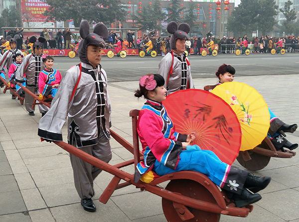 Les activités durant la fête de l’estampe de Nouvel an de Mianzhu (photographe : Shen Xuming)
