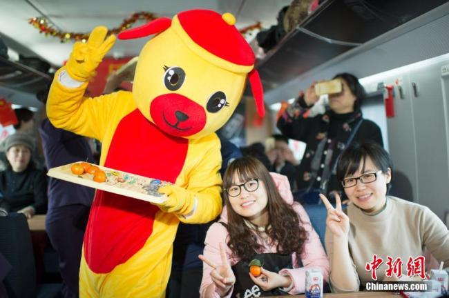 Le 8 février, les hôtesses du TGV G262, reliant Hefei et Beijing, ont fêté avec les passagers le petit Nouvel An chinois en présentant un gala spécial. Sur la photo, deux hôtesses décorent le wagon avec un autocollant de papier découpé sur une fenêtre.