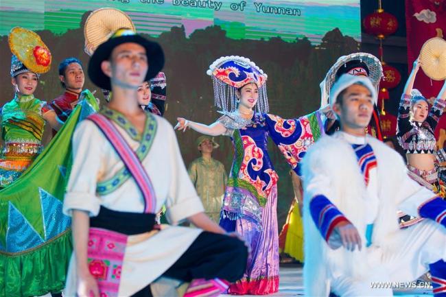 Des artistes originaires de la province du Yunnan (sud-ouest de la Chine) se produisent lors du gala Fête du printemps 2018 pour fêter le Nouvel An lunaire chinois à Kathmandu, au Népal, le 9 février. Le Nouvel An lunaire chinois, ou Fête du printemps, tombe cette année le 16 février. (Photo : Pratap Thapa)