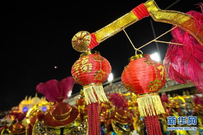 Le 11 février, des danseurs d’une école de samba participent au Carnaval 2018 de Rio en tenue de panda, à Rio de Janeiro au Brésil. Costumes de panda, lanternes rouges, danse du lion... Avec tous ces éléments culturels chinois, les danseurs ont montré aux spectateurs le charme et l’influence de la culture traditionnelle chinoise.