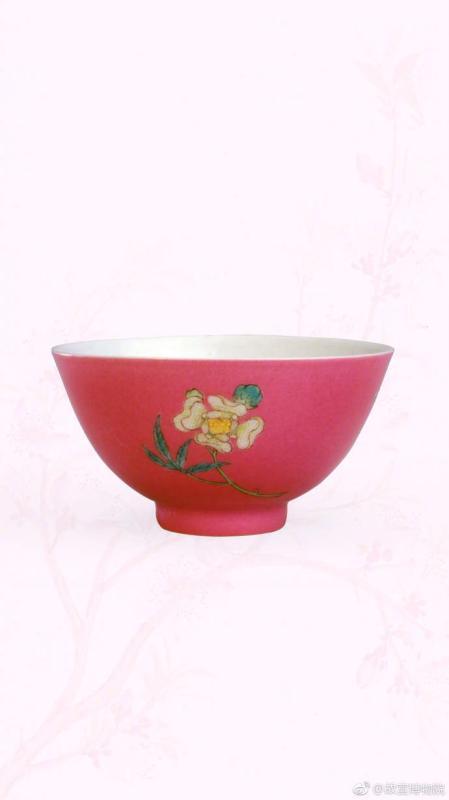 Un bol-rose de la famille à glaçure rouge décoré d'un motif de fleurs-papillons de la période Yongzheng de la dynastie Qing.